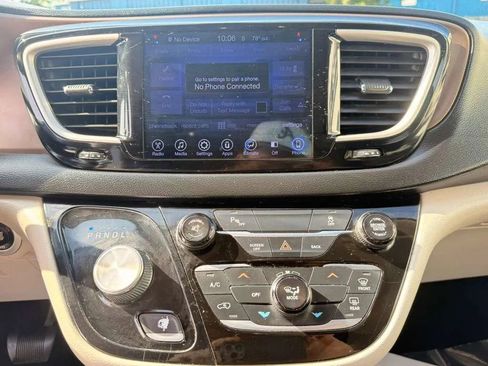 Used 2017 Chrysler Pacifica Touring FWD image 18