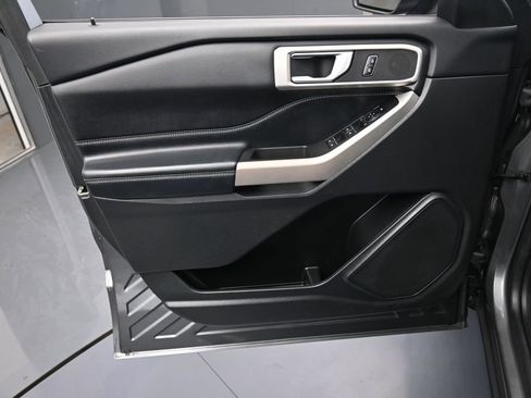 Used 2023 Ford Explorer XLT image 12
