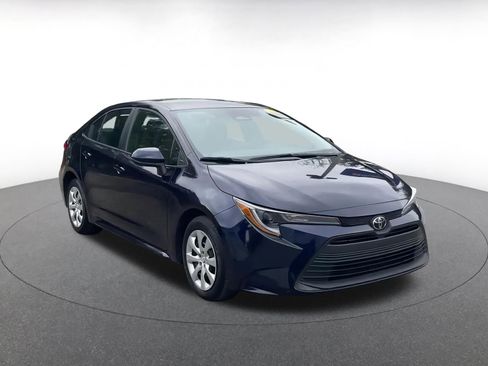 Used 2025 Toyota Corolla LE image 2