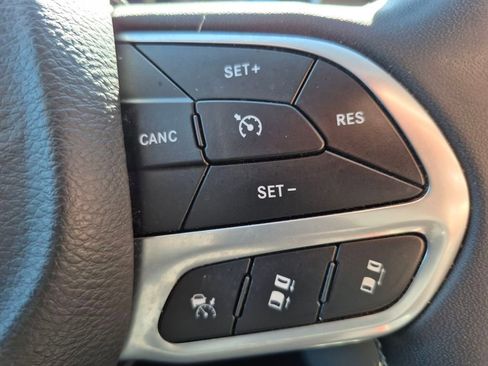 Used 2023 Chrysler Pacifica Touring-L image 19