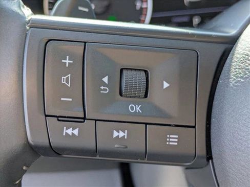 Used 2025 Nissan Pathfinder SV image 12