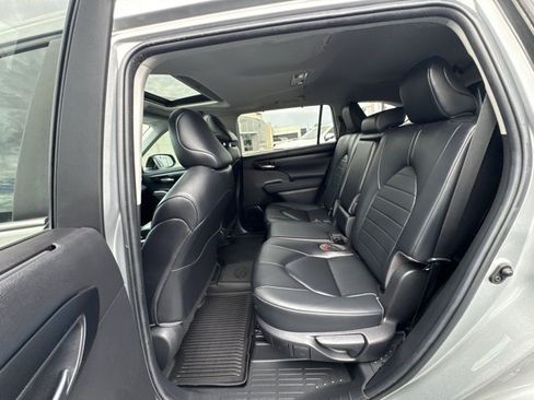 Used 2023 Toyota Highlander XLE AWD/4WD image 26