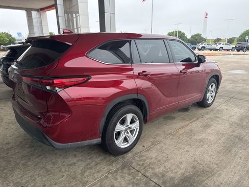 Used 2021 Toyota Highlander LE FWD image 7
