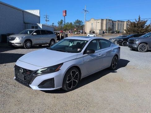 Used 2024 Nissan Altima 2.5 SR w/ SR Premium Package image 2