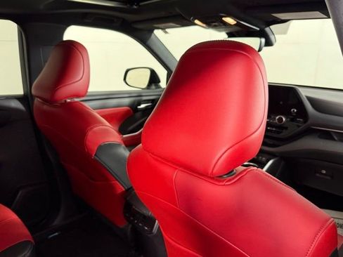 Used 2023 Toyota Highlander XSE image 28