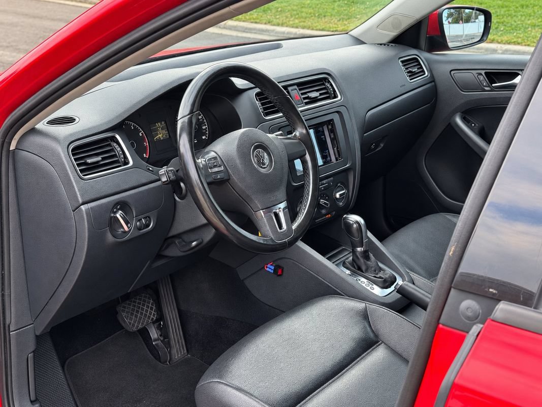 Used 2011 Volkswagen Jetta SE FWD image 12