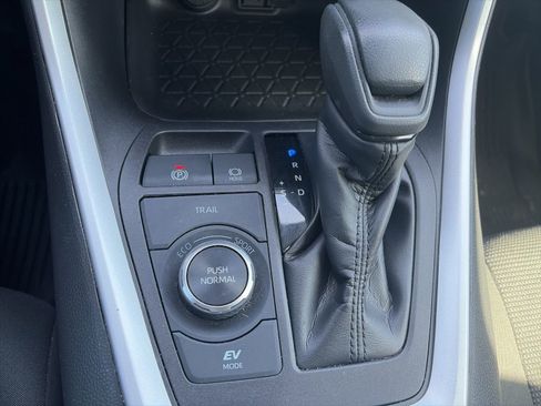 Used 2021 Toyota RAV4 LE image 20