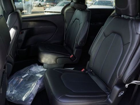 New 2026 Chrysler Pacifica Select image 11