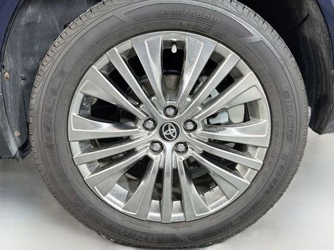 Used 2021 Toyota Venza XLE w/ Softex Package AWD/4WD image 28
