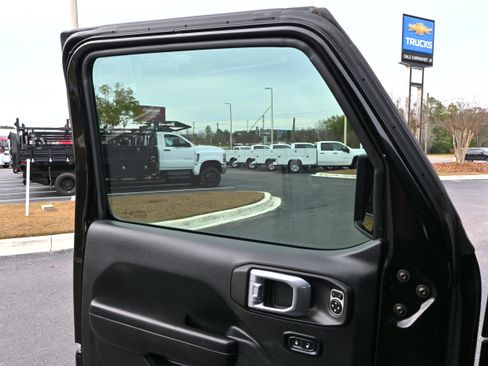 Used 2021 Jeep Gladiator Sport image 23