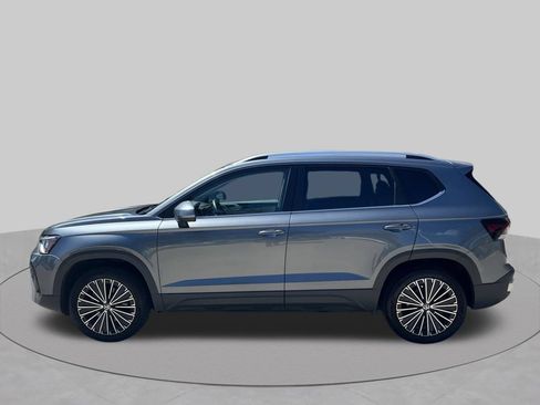 Used 2025 Volkswagen Taos SE FWD image 2