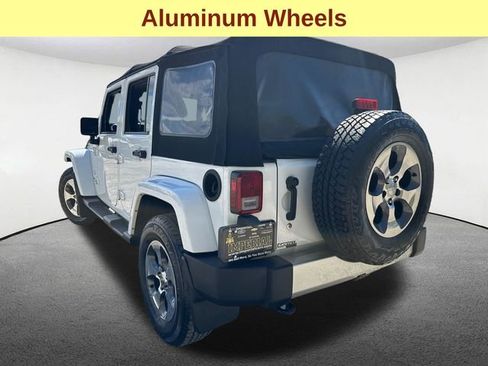 Used 2017 Jeep Wrangler Unlimited Sahara w/ Connectivity Group AWD/4WD image 10