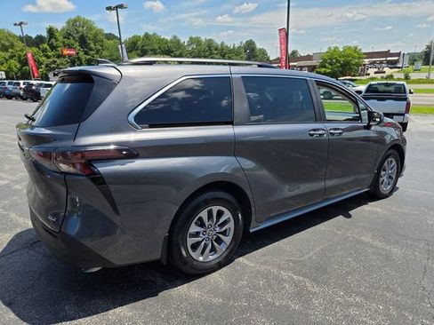 Used 2025 Toyota Sienna XLE FWD image 9