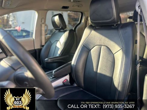 Used 2024 Chrysler Pacifica Touring-L image 35