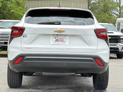 Used 2025 Chevrolet Trax LS FWD image 11