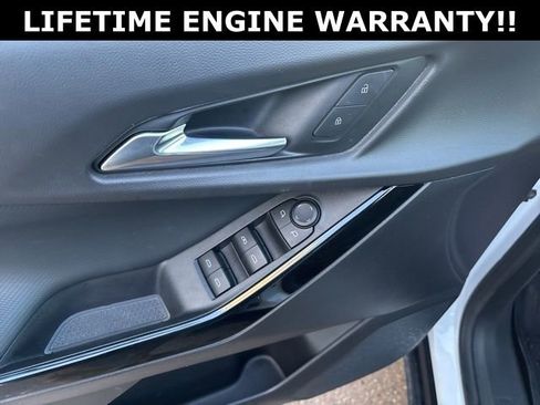 Used 2025 Chevrolet Equinox LT w/ Safety and Technology Package image 10