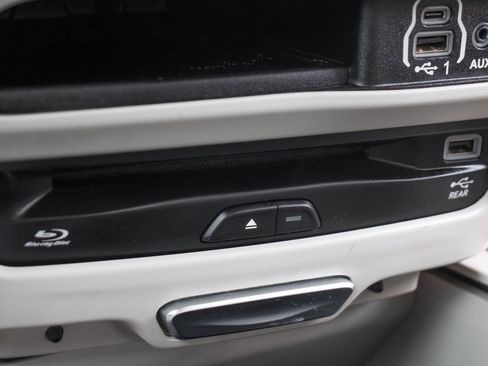 Used 2021 Chrysler Pacifica Touring w/ Uconnect Theater Family Group image 29