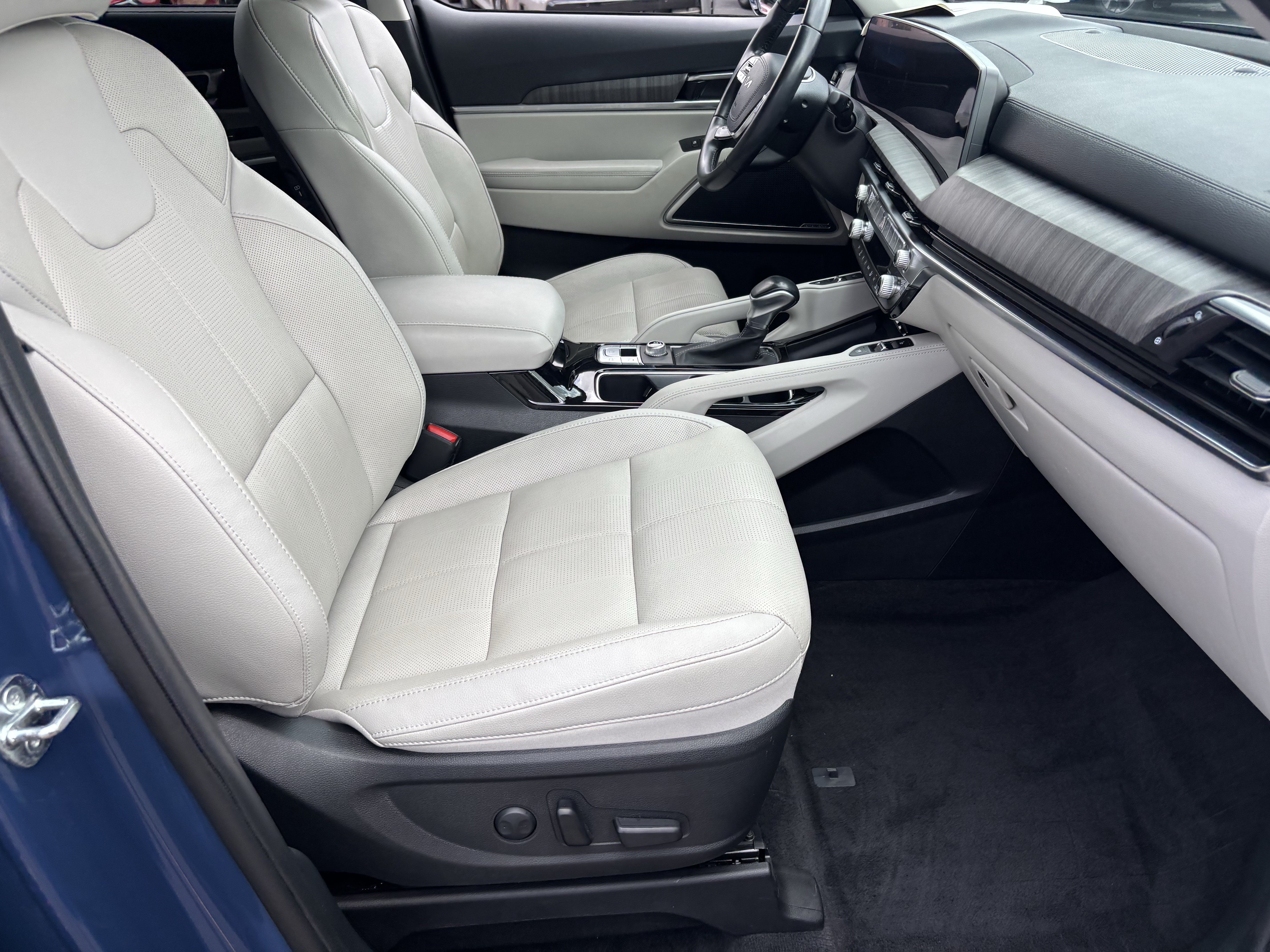 Certified 2024 Kia Telluride SX w/ Towing Package FWD image 9