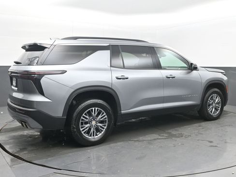 Used 2025 Chevrolet Traverse LT image 9
