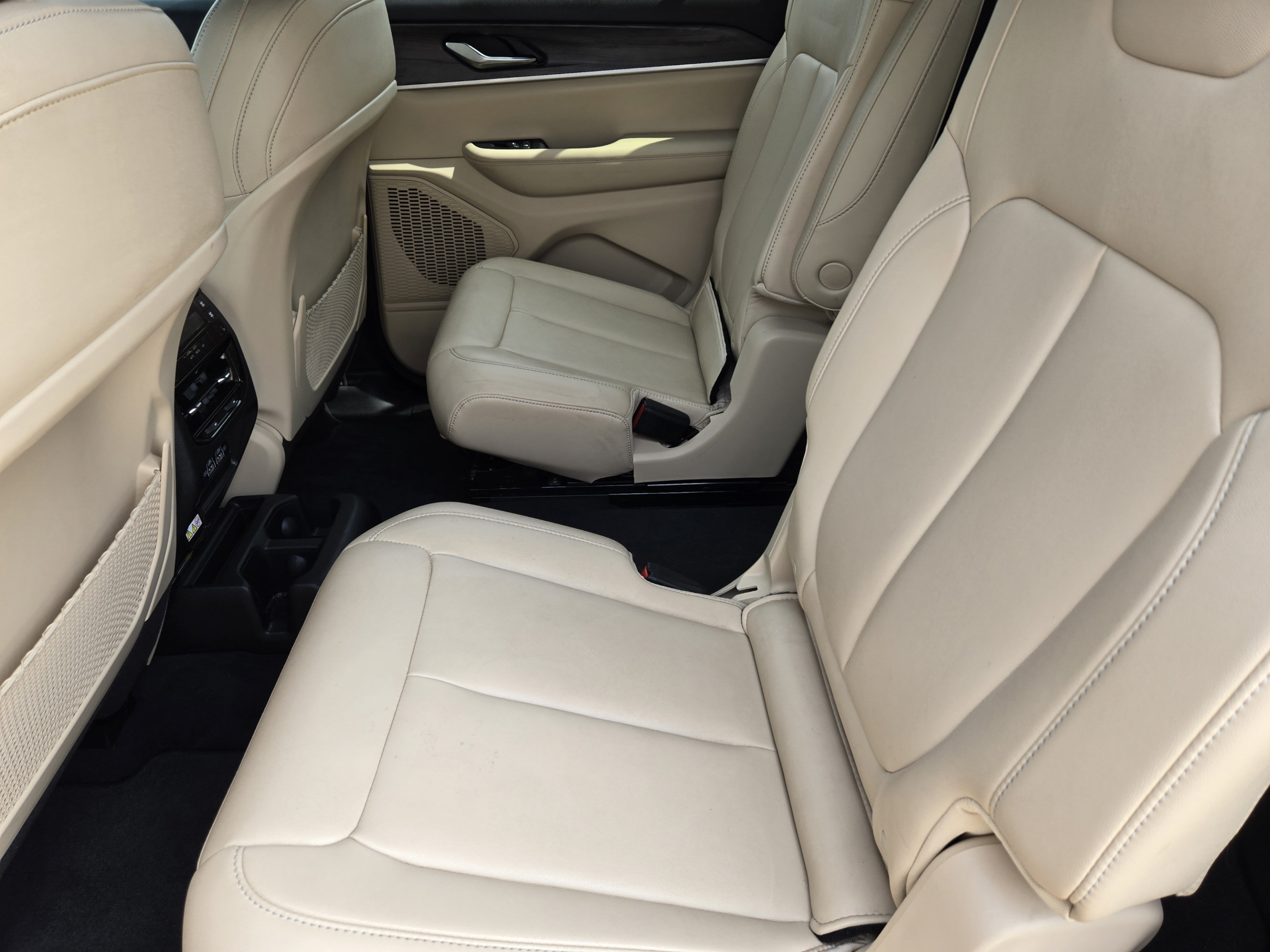 Used 2023 Jeep Grand Cherokee L Limited AWD/4WD image 27