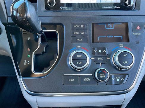 Used 2019 Toyota Sienna XLE image 32