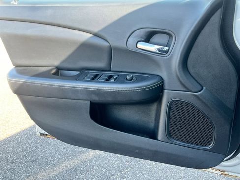 Used 2011 Chrysler 200 Limited image 28