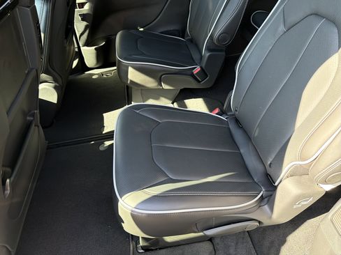 New 2026 Chrysler Pacifica Limited w/ Uconnect Theater Family Group FWD image 18