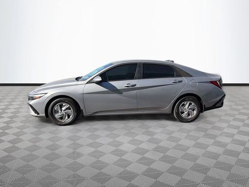 Used 2026 Hyundai Elantra SE FWD image 4