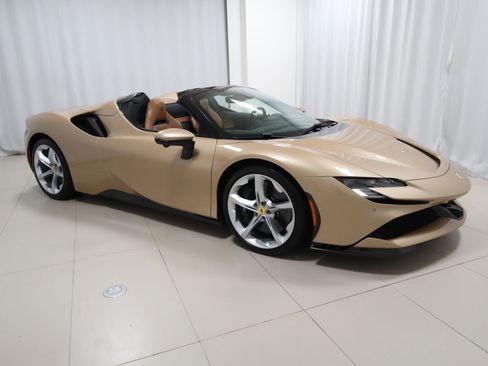 Used 2022 Ferrari SF90 Spider image 7