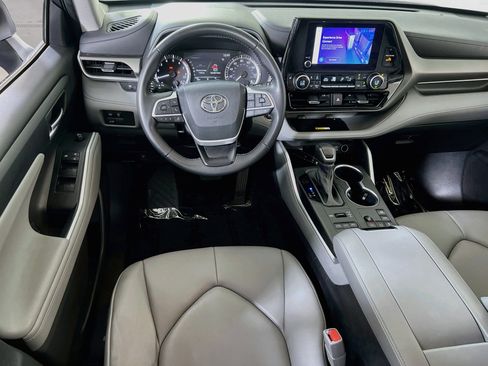 Used 2023 Toyota Highlander XLE AWD/4WD image 23