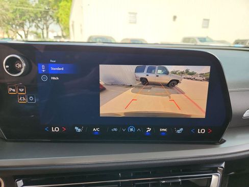 Certified 2025 Chevrolet Traverse LT FWD image 15