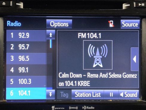 Used 2018 Toyota Highlander SE image 25