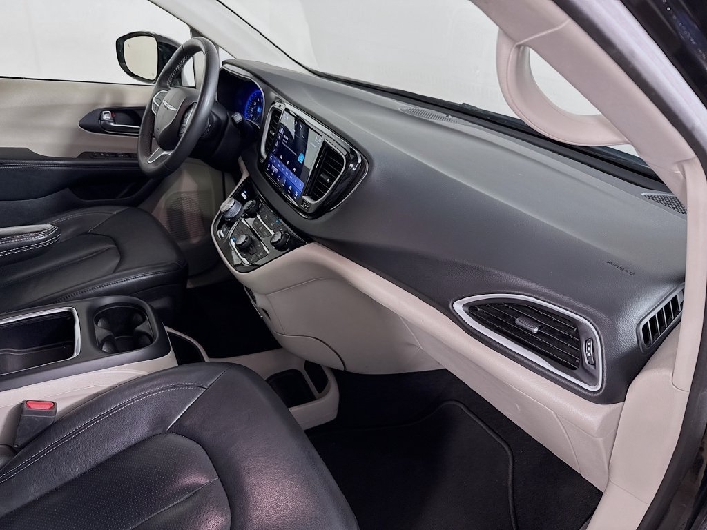 Used 2022 Chrysler Pacifica Touring-L FWD image 30