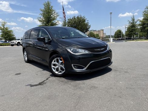 Used 2017 Chrysler Pacifica Touring Plus w/ Tire & Wheel Group FWD image 2