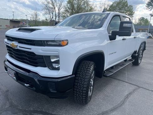 Used 2024 Chevrolet Silverado 2500 Custom w/ Custom Value Package image 3