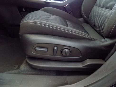 Used 2023 GMC Terrain SLE w/ Driver Convenience Package image 28