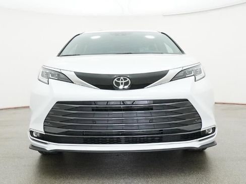 New 2026 Toyota Sienna Limited FWD image 31