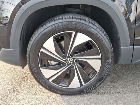 Certified 2024 Volkswagen Taos SE image 9