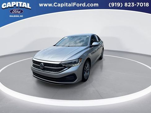 Used 2024 Volkswagen Jetta SE FWD image 4