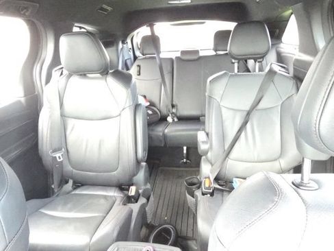 Used 2025 Toyota Sienna Platinum AWD/4WD image 8