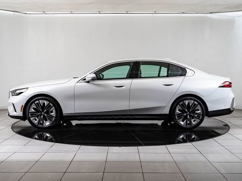 Certified 2025 BMW 530i xDrive AWD/4WD image 5