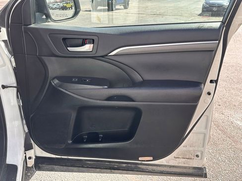 Used 2017 Toyota Highlander SE w/ Carpet Mat Package image 22