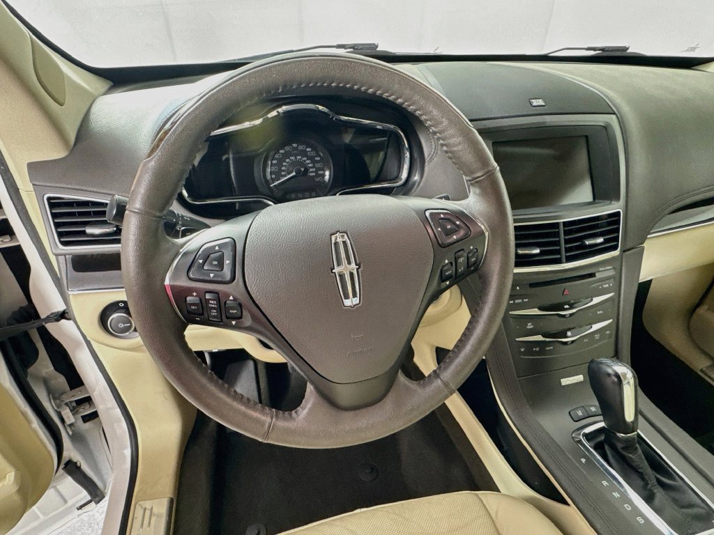 Used 2019 Lincoln MKT AWD image 12