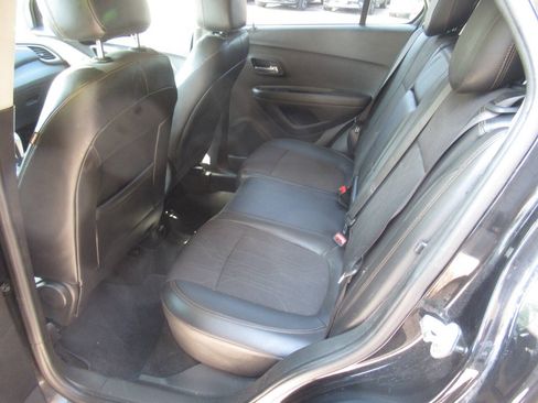Used 2020 Chevrolet Trax LT w/ Sun & Sound Package AWD/4WD image 15