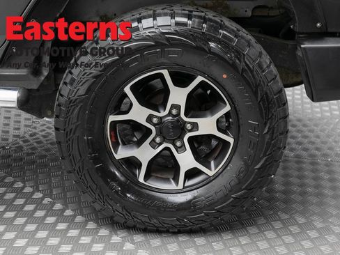 Used 2017 Jeep Wrangler Unlimited Sahara w/ Dual Top Group AWD/4WD image 8