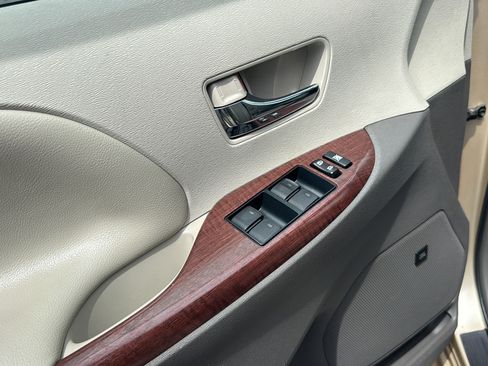 Used 2011 Toyota Sienna XLE w/ Premium Pkg FWD image 19