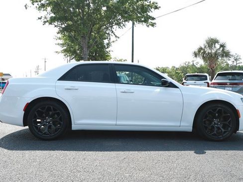 Used 2019 Chrysler 300 Touring w/ Sport Appearance Package RWD image 4