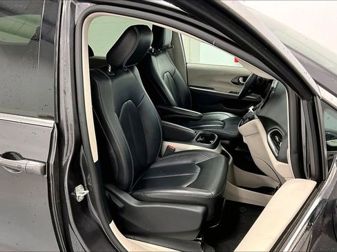 Used 2023 Chrysler Pacifica Touring-L image 10