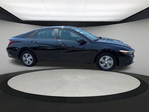 Used 2025 Hyundai Elantra SE FWD image 6