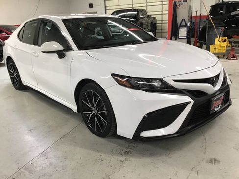 Used 2021 Toyota Camry SE FWD image 3